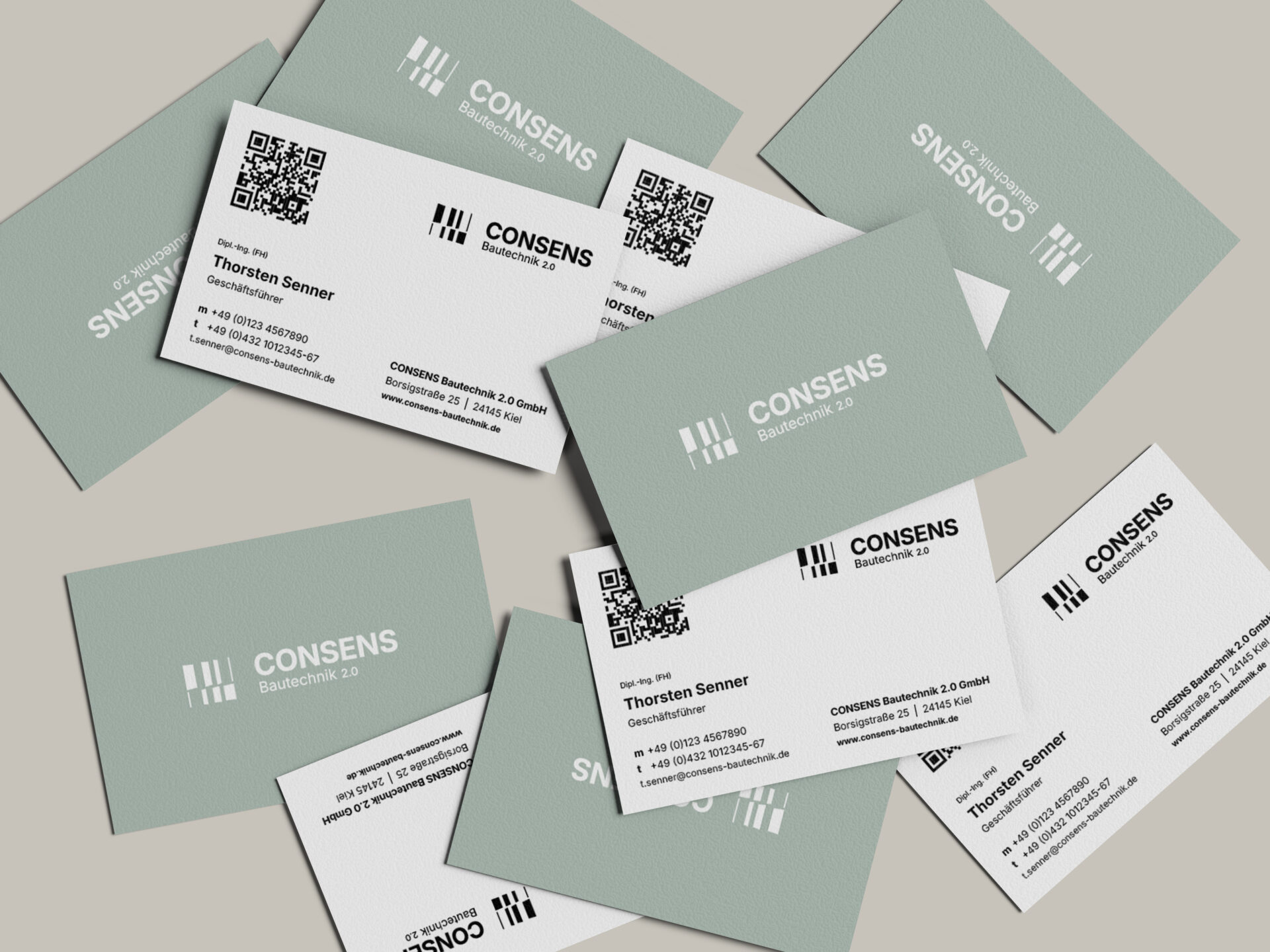 Visitenkarten von CONSENS Bautechnik 2.0 mit Informationen zu Thorsten Senner, Geschäftsführer. Die Karten zeigen QR-Code, Kontaktdaten und Unternehmenslogo, verteilt auf einem neutralen Hintergrund.
